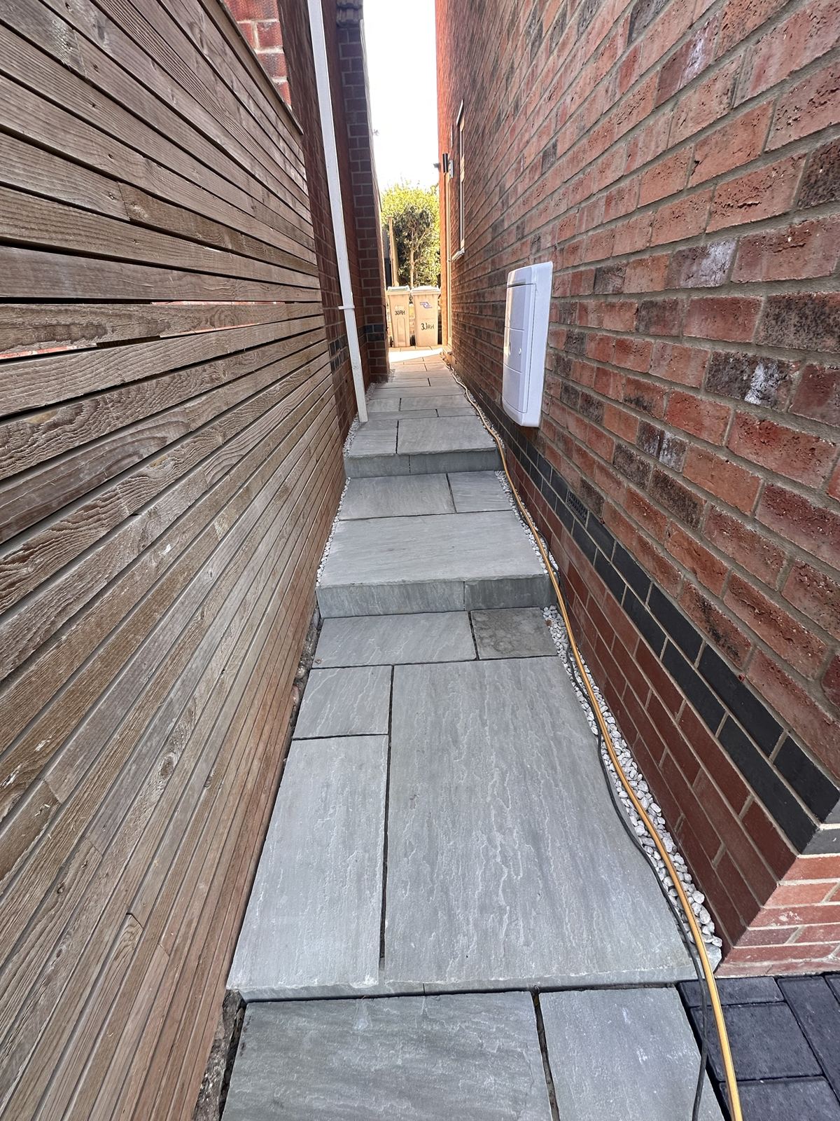 Side path with channel drainage